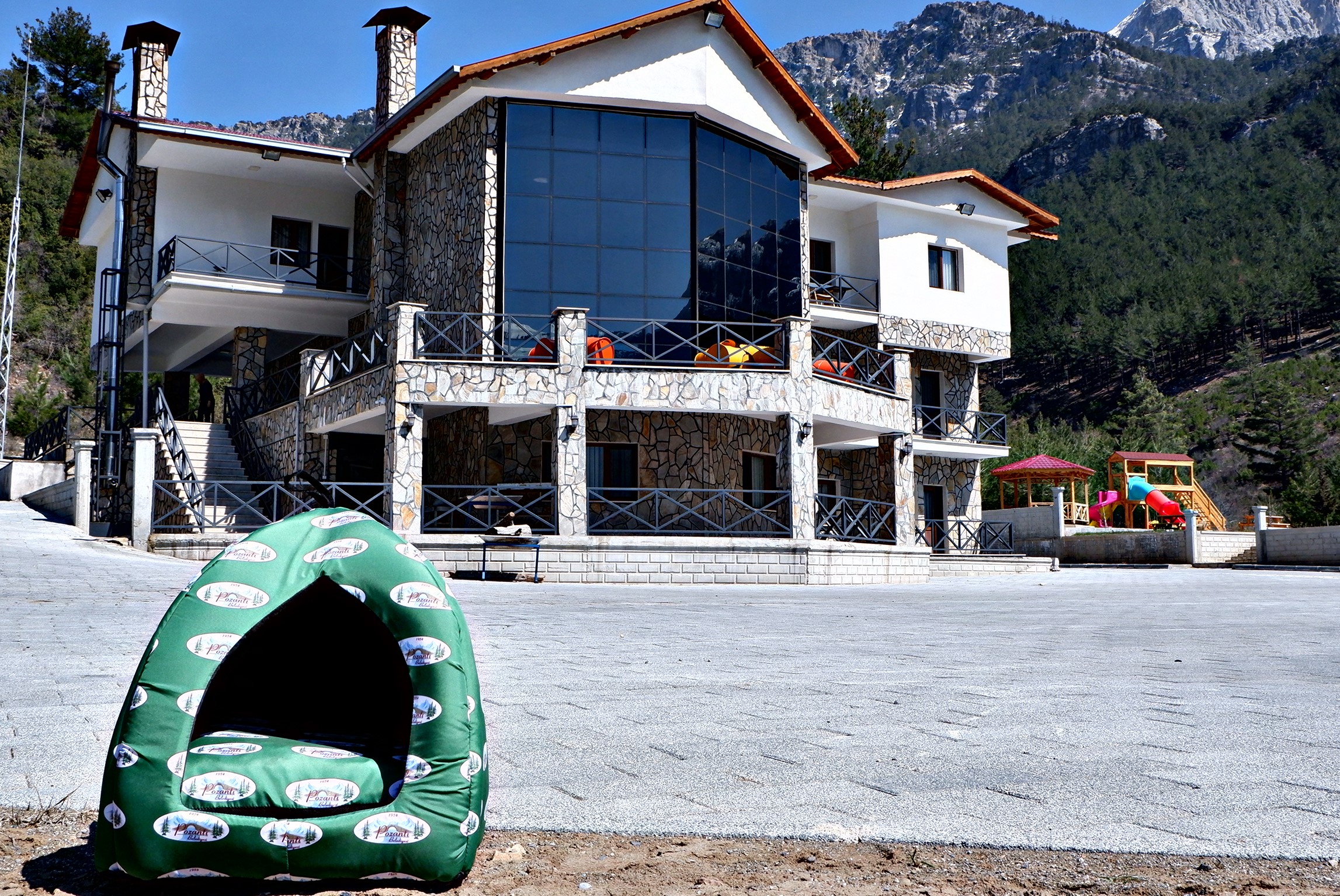 Pozantı Belediyesi tarafından ilçe genelindeki birçok farklı noktaya “Kedi Evi” yerleştirildi.