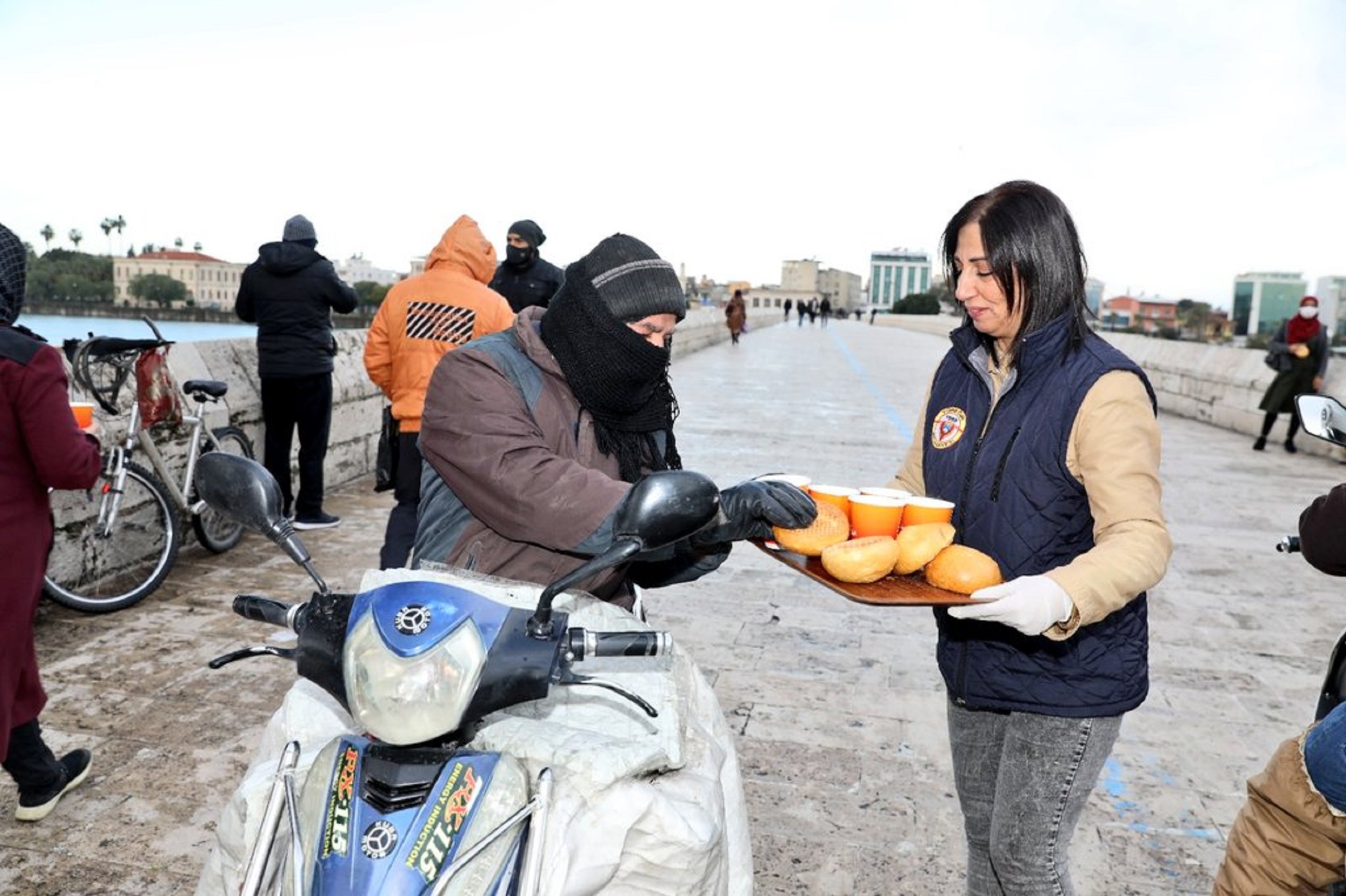 YÜREĞİR’DE KAZANLAR İHTİYAÇ SAHİPLERİ İÇİN KAYNIYOR