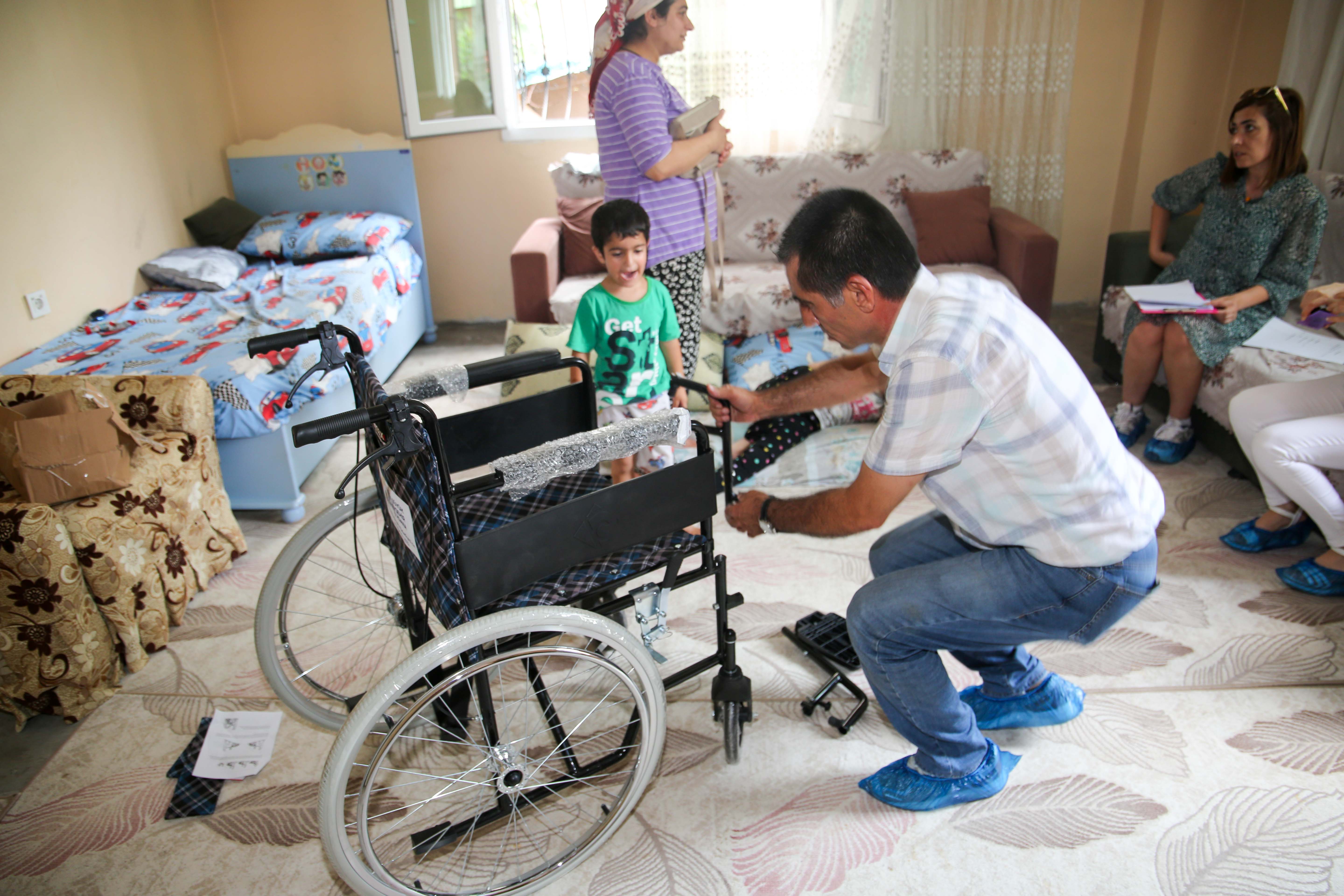 Büyükşehir engelli vatandaşların manuel ve akülü sandalye ile çeşitli ihtiyaçlarını karşılıyor