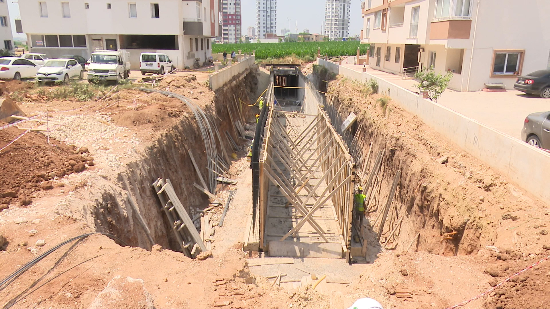Sarıçam ilçesinde taşkınların önüne geçiliyor