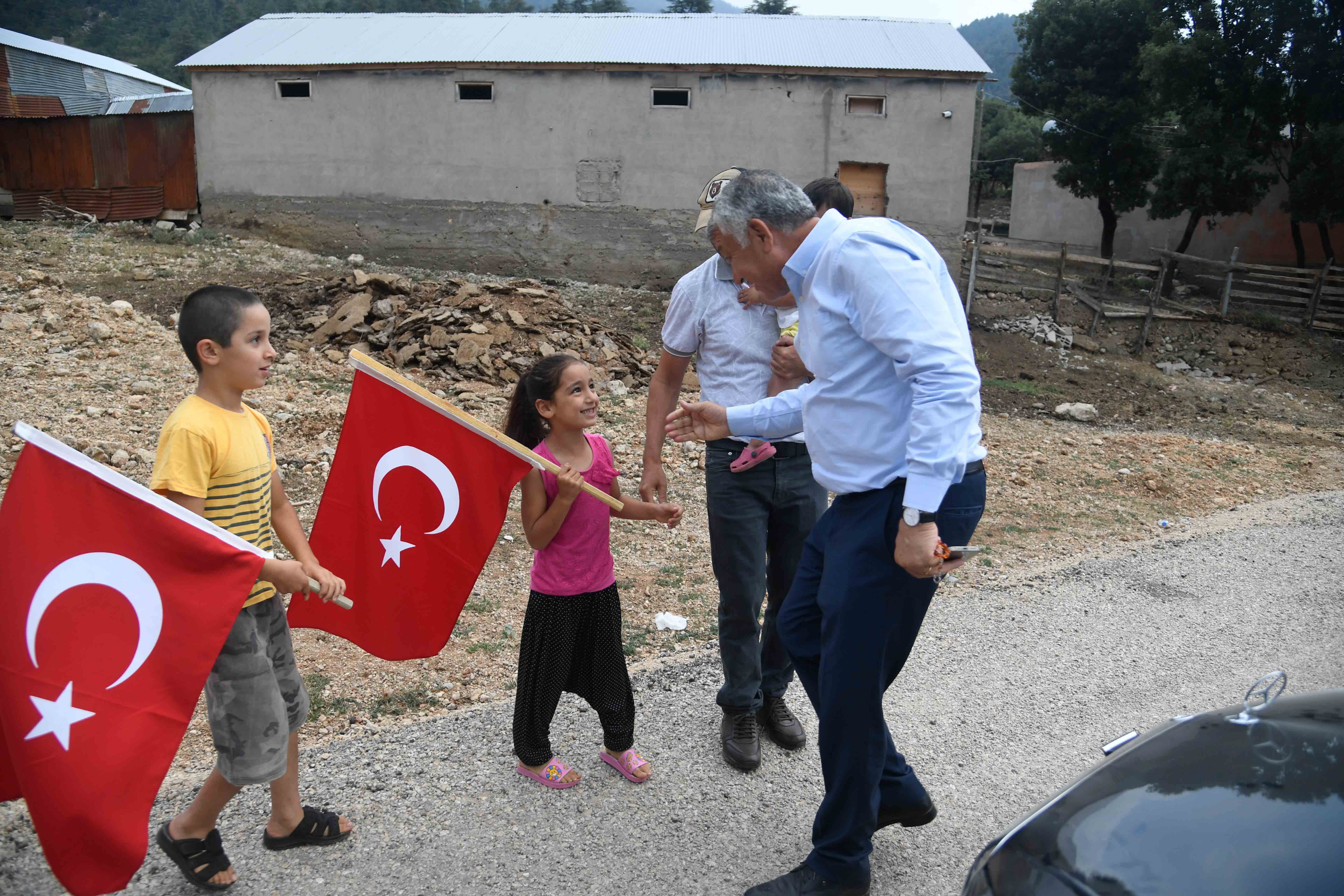 Zeydan Karalar hafta sonunu ilçe ilçe, köy köy gezip, halkın sorunlarını dinleyerek geçirdi