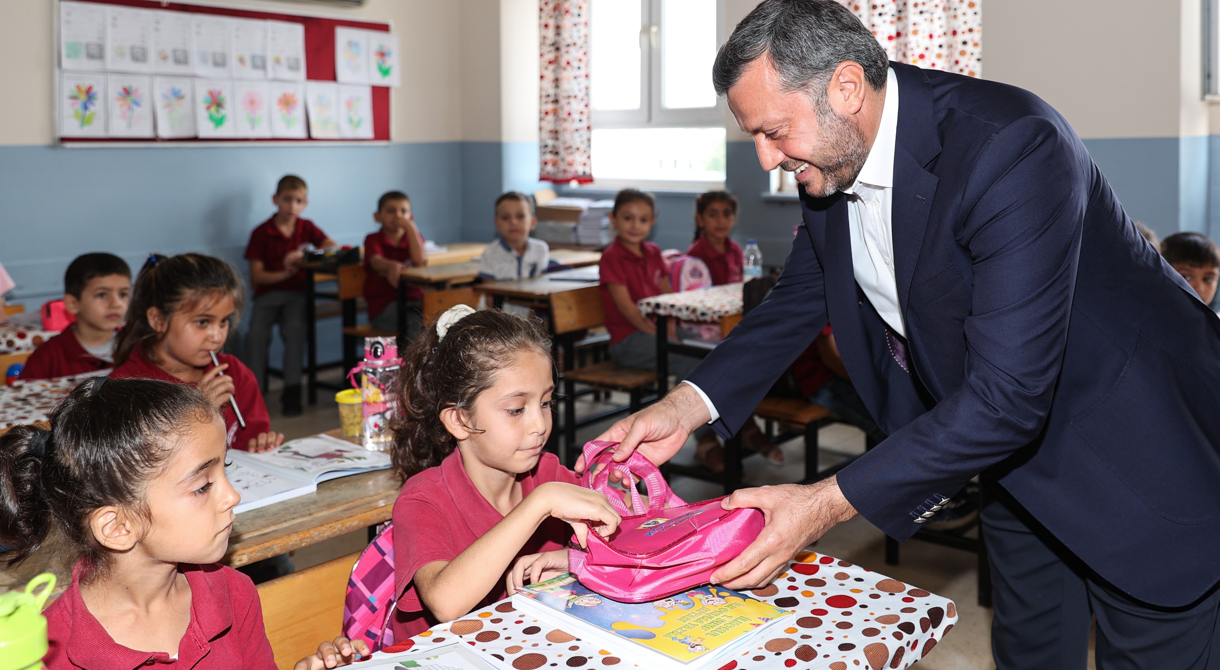 MİNİ MİNİ BİRLERİN OKUL HEDİYESİ BAŞKAN KOCAİSPİR’DEN