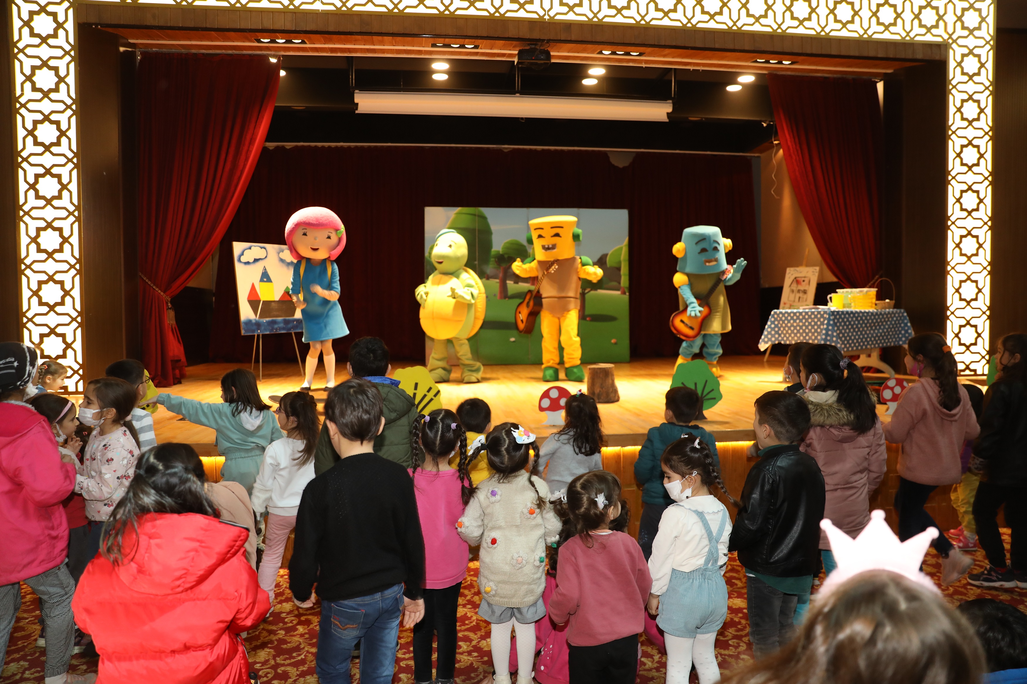 YÜREĞİR BELEDİYESİ ÇOCUK ŞENLİĞİ DÜZENLİYOR