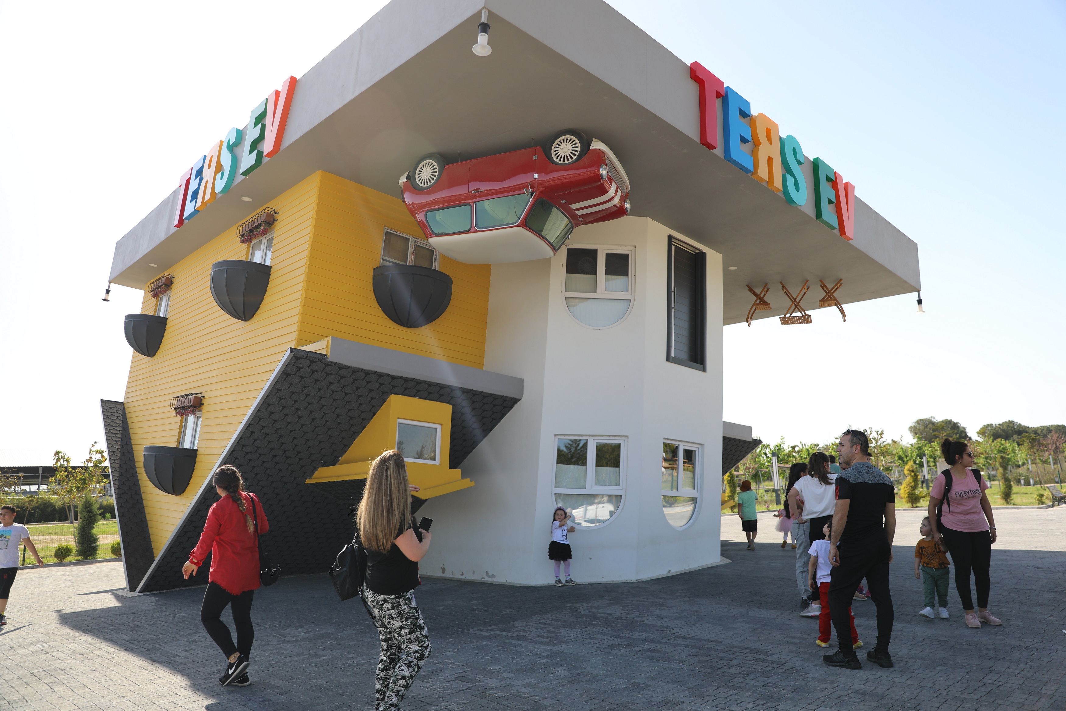 YÜREĞİR’DE BAŞ DÖNDÜREN EĞLENCE,TERS EV TATİLDE ÇOCUKLARLA DOLUP TAŞIYOR