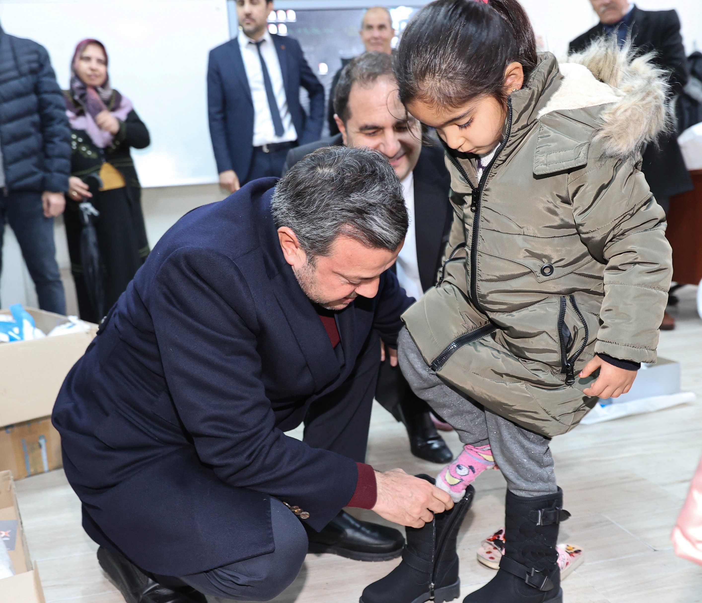 YÜREĞİR BELEDİYESİ SOĞUK HAVALARDA ÇOCUKLARI UNUTMADI