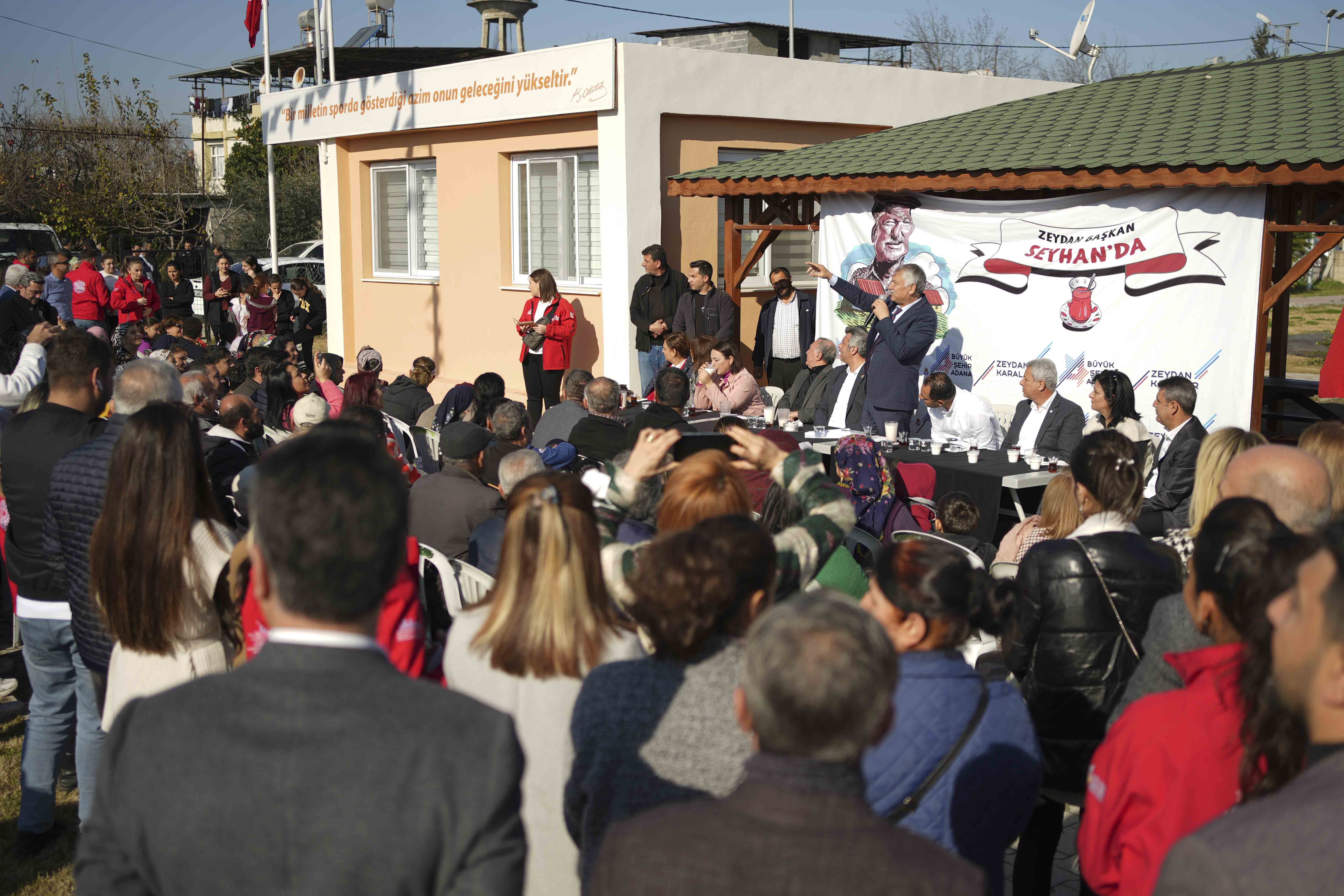 Her gittiği köy miting alanına döndü