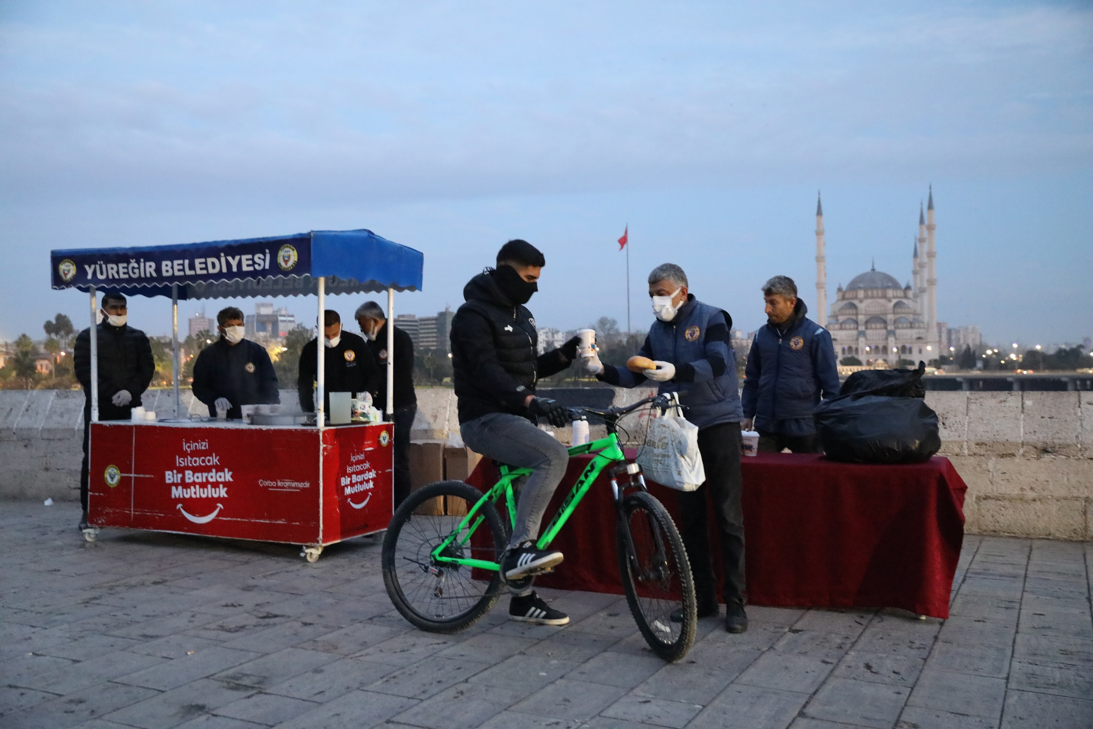 TAŞKÖPRÜ’DE VATANDAŞLARA SABAH ÇORBASI SÜRPRİZİ