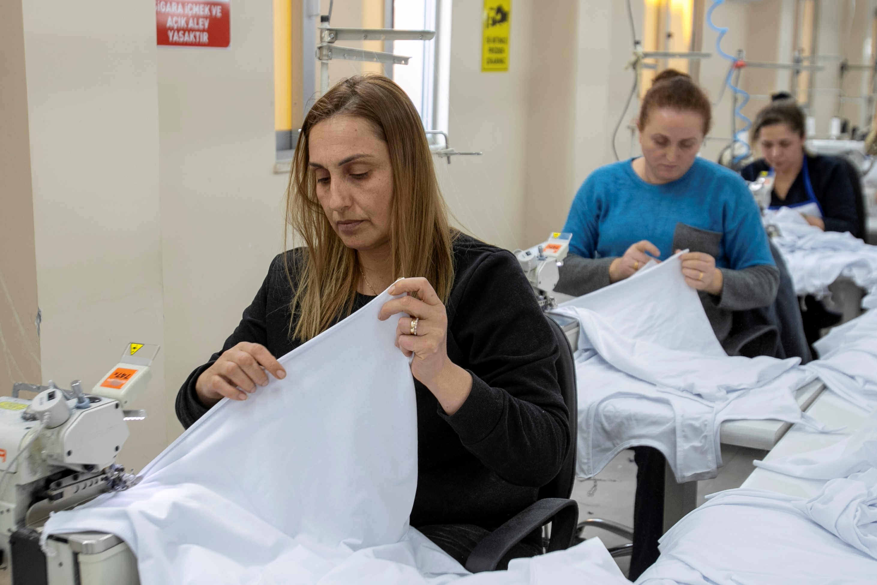 ‘SEYHAN DİKİMEVİ’ DEPREMZEDELER İÇİN 7/24 ÇALIŞIYOR