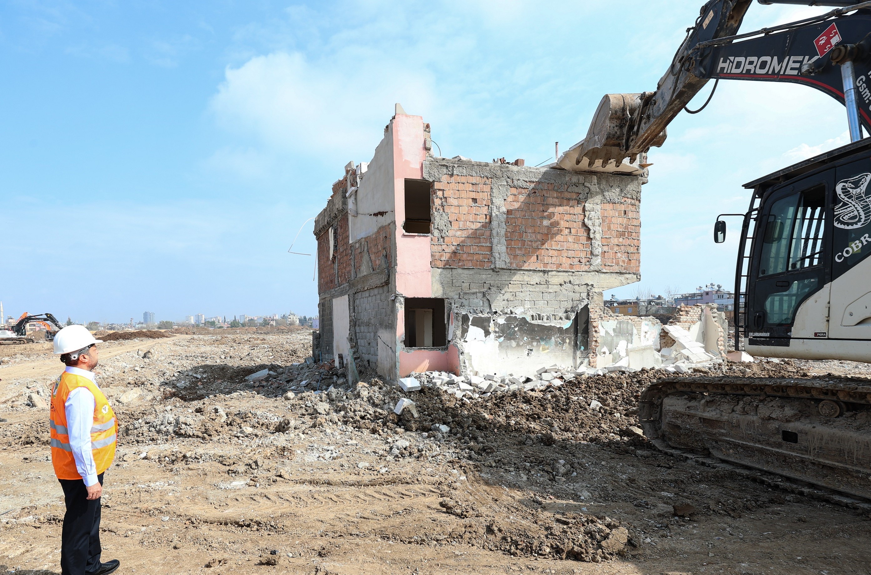 YÜREĞİR’DE BÜYÜK DÖNÜŞÜM DEVAM EDİYOR