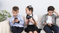 Çocuklar günde 4,5 saat telefon başında ve en çok sosyal medya uygulamalarını kullanıyorlar
