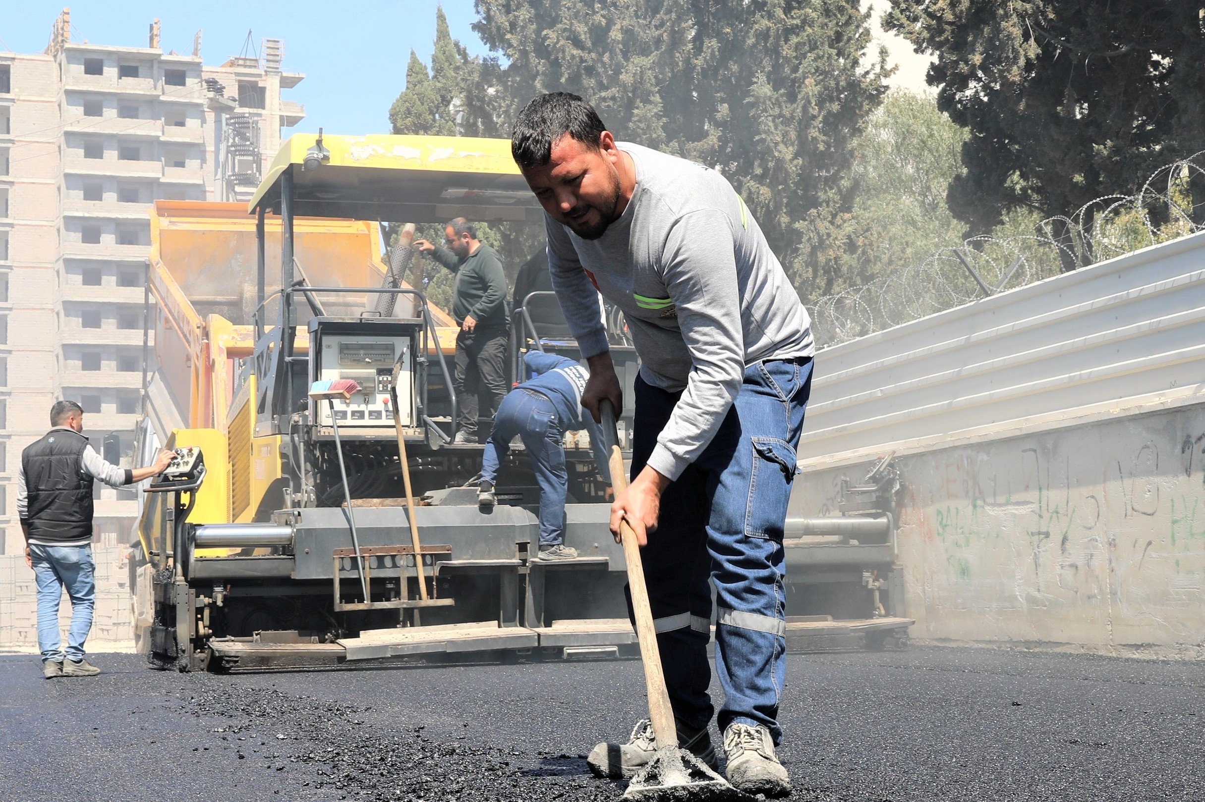 YÜREĞİR BELEDİYESİ 4 YILDA 290 KM YOL YAPTI