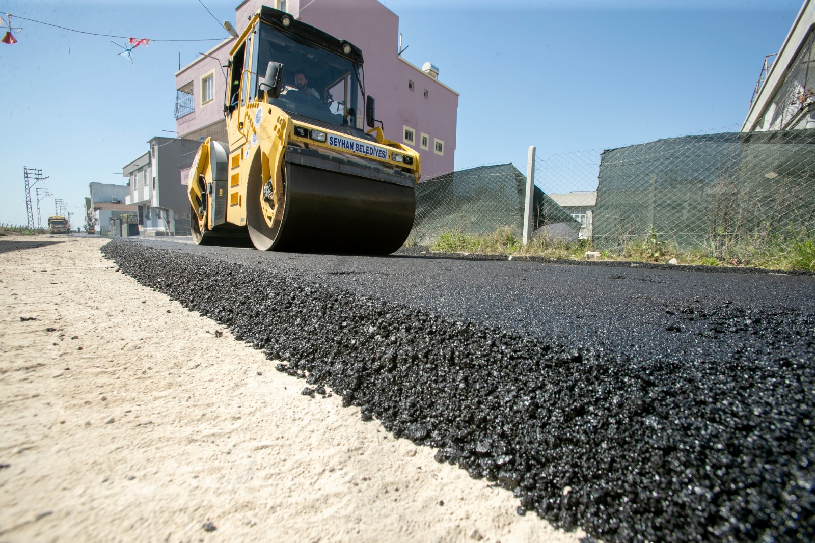 SEYHAN’DA ASFALT HAMLESİ SÜRÜYOR