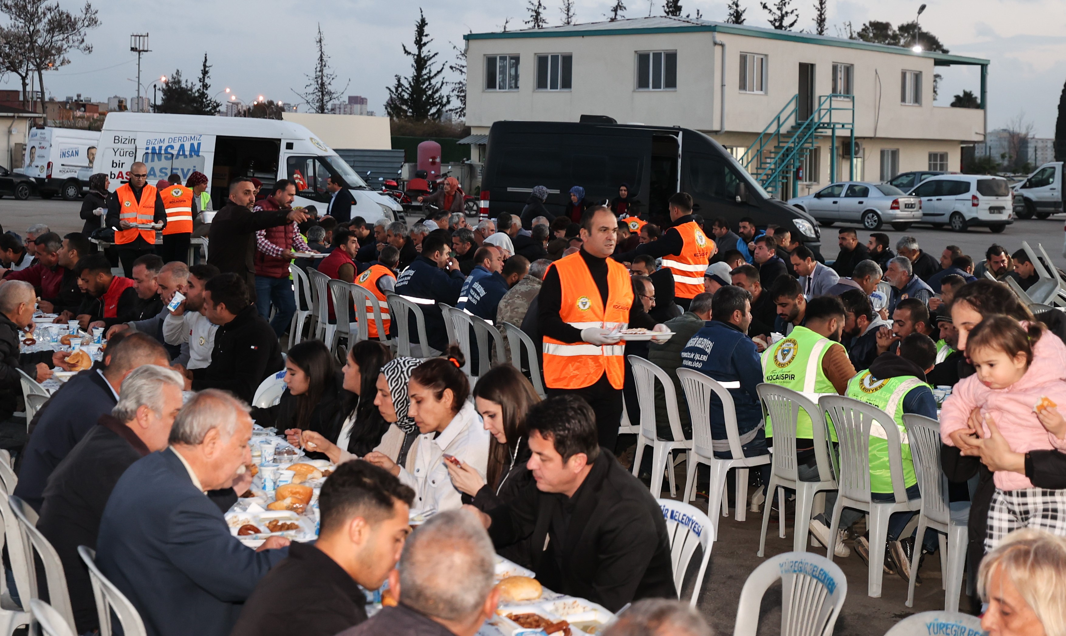 BAŞKAN KOCAİSPİR İŞÇİLERLE İFTARDA BULUŞTU