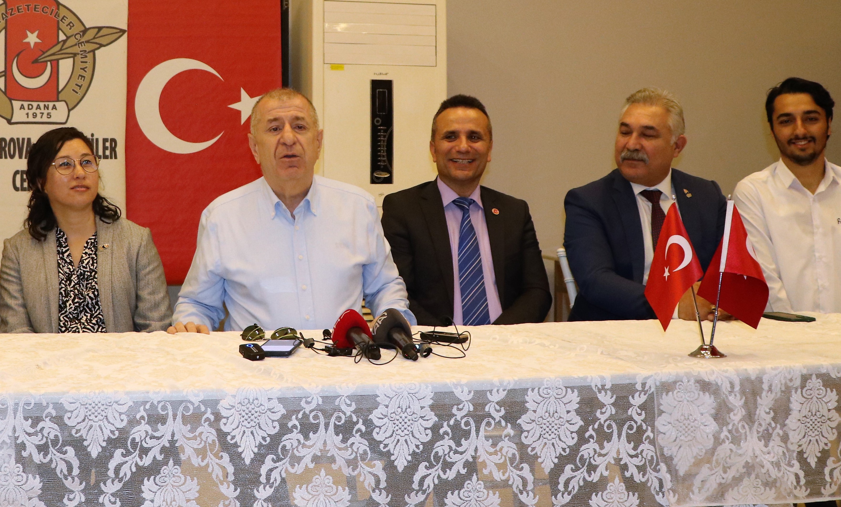 ÜMİT ÖZDAĞ ADANA’DA ÖMER ÇELİK VE İDRİS NAİM ŞAHİN HAKKINDA SERT KONUŞTU