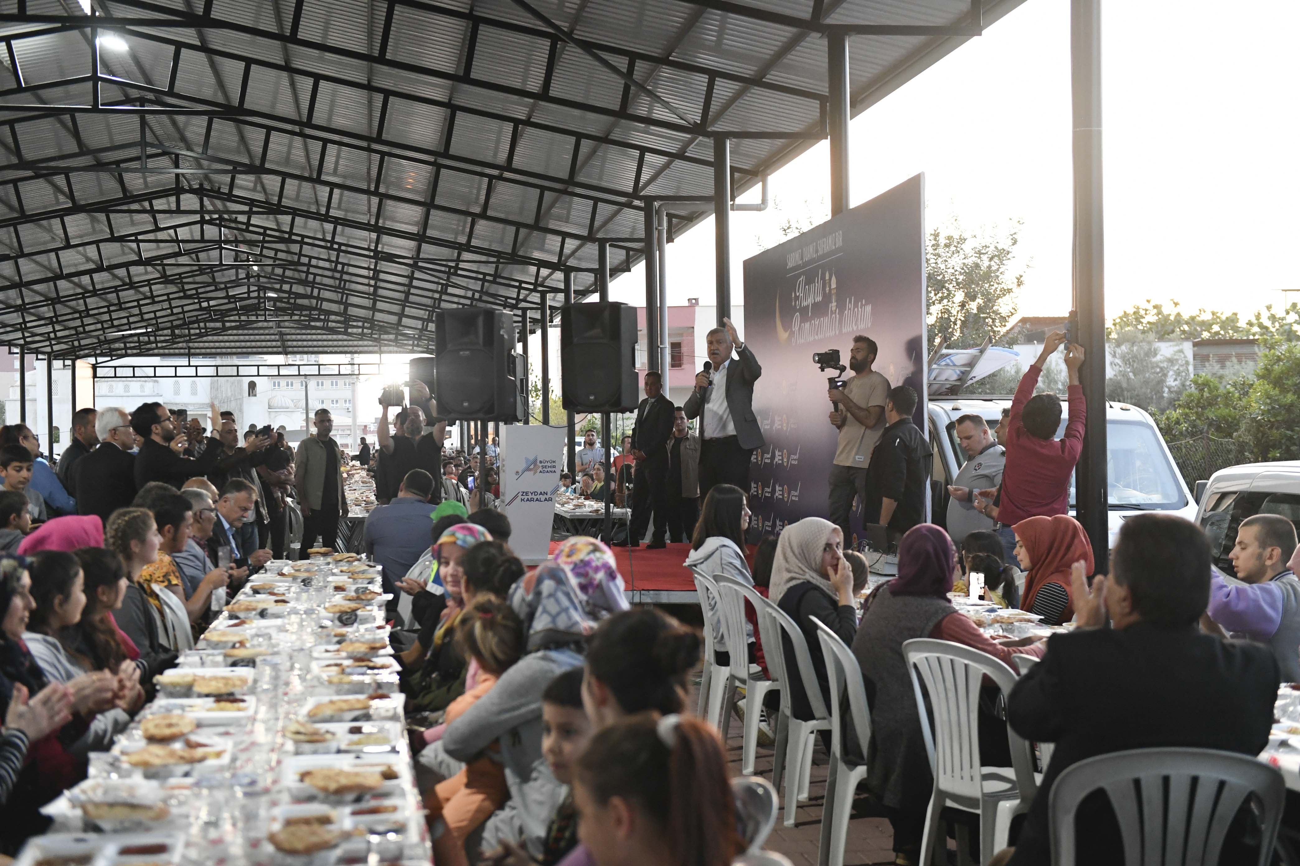 Büyükşehir iftar programlarını sürdürüyor, halk Zeydan Karalar’ı bağrına basıyor