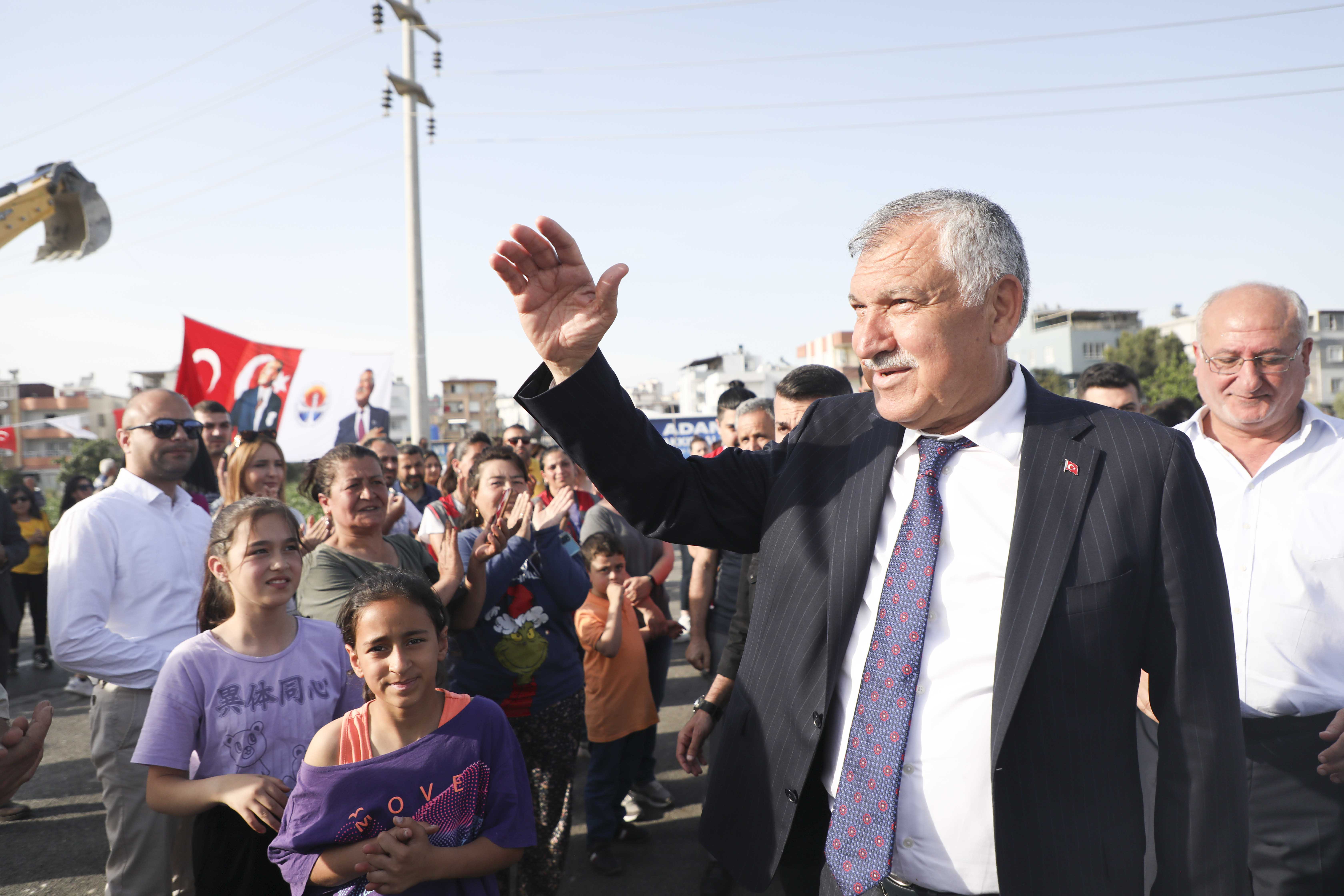 Zeydan Karalar halkla, esnafla, üreticiyle ve gençlerle omuz omuza Adana’ya hizmet ediyor