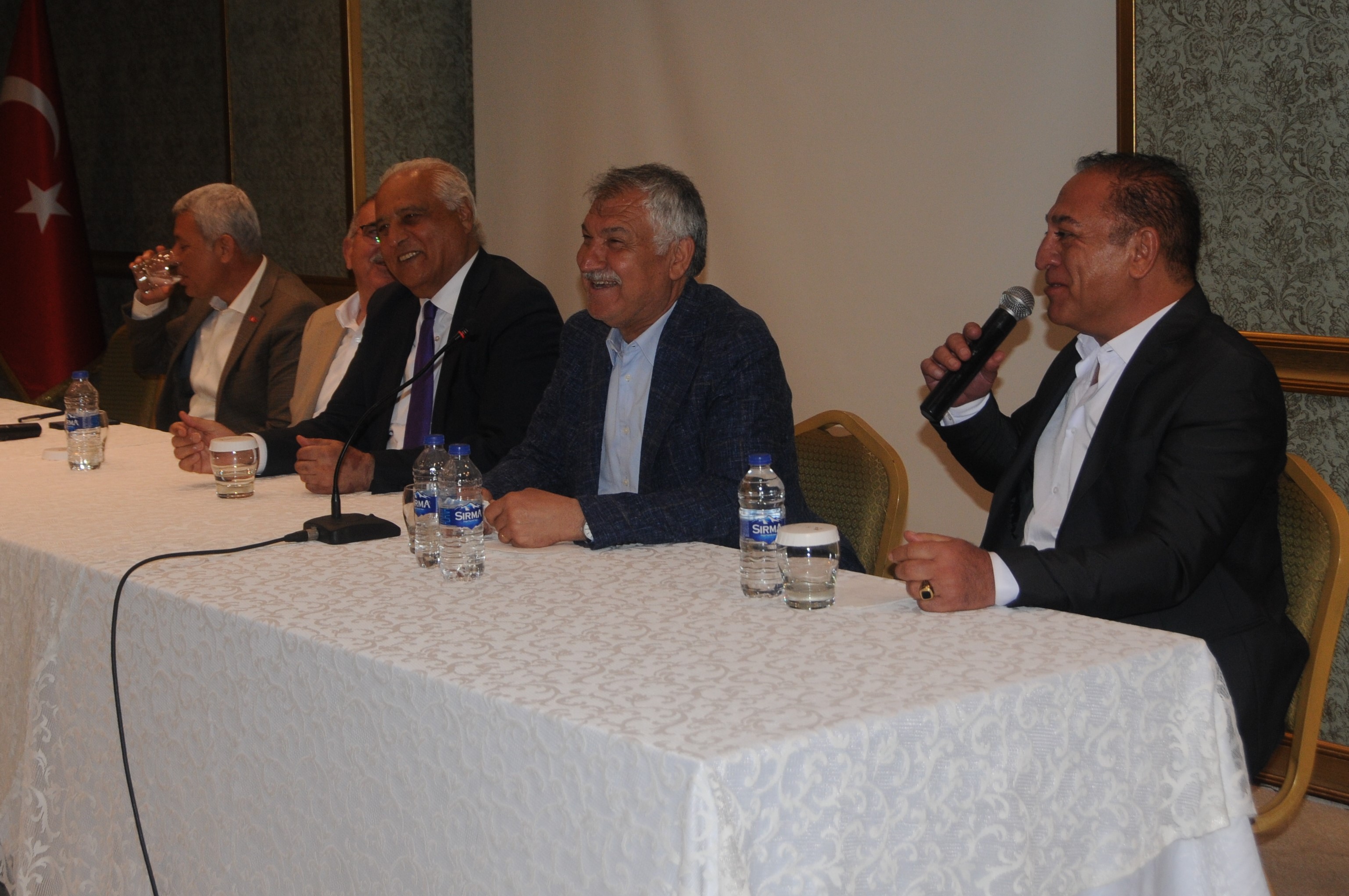 İşadamı Hüseyin Ayna CHP’lileri buluşturdu.