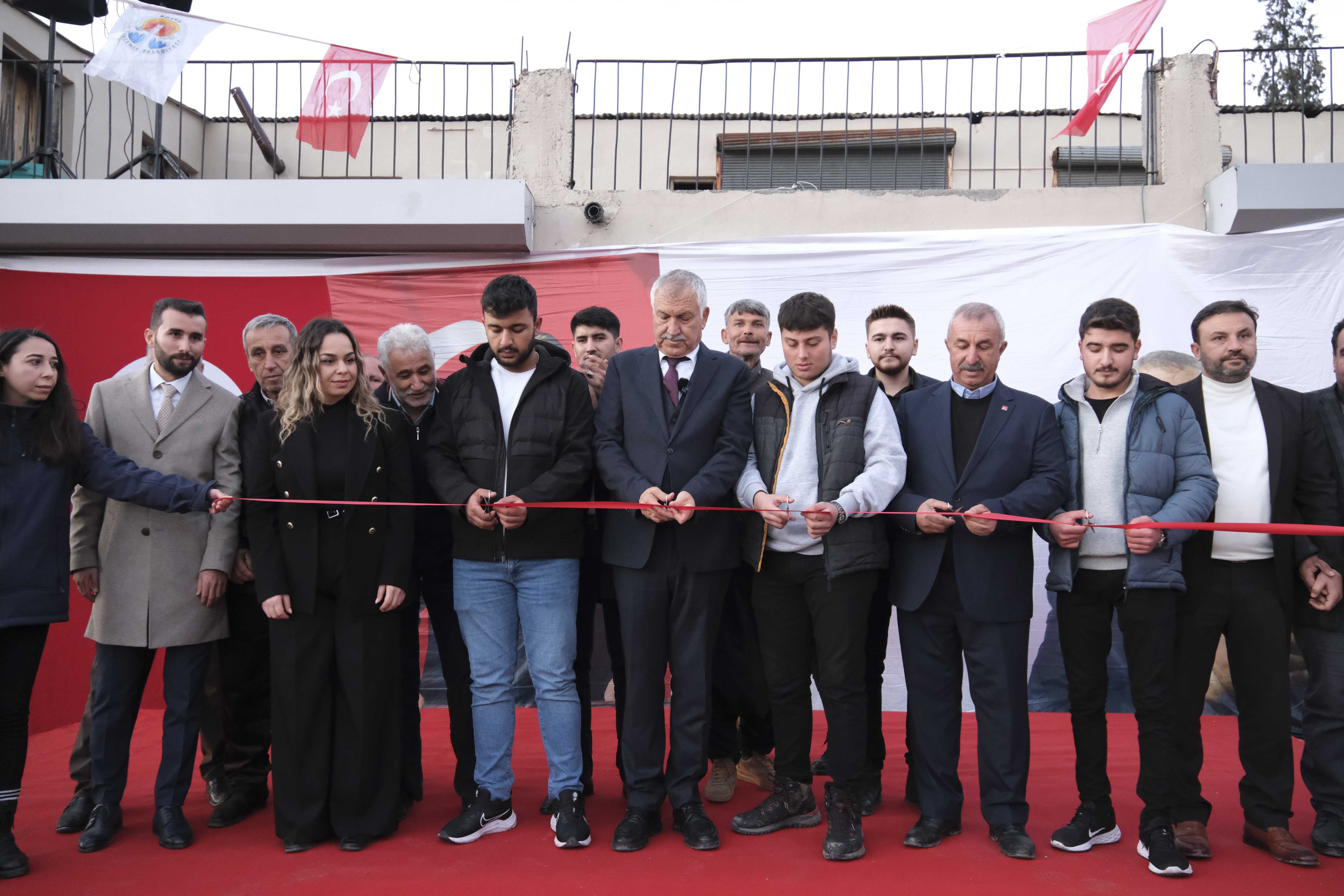 Zeydan Karalar, Adana’nın dört bir yanını hizmetle buluşturuyor