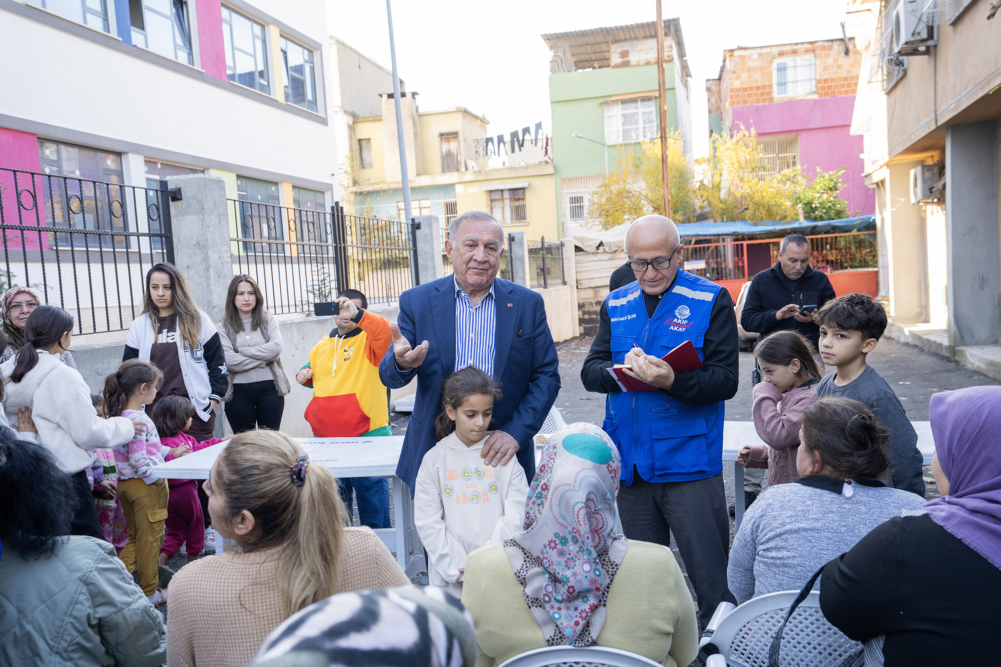 DENİZLİ MAHALLESİ BAŞKAN AKAY’I BAĞRINA BASTI