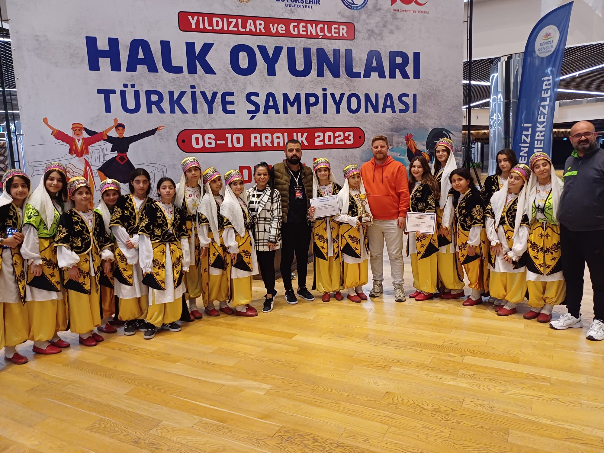 SEYHAN’IN HALK OYUNLARI EKİBİ TÜRKİYE 3’ÜNCÜSÜ OLDU