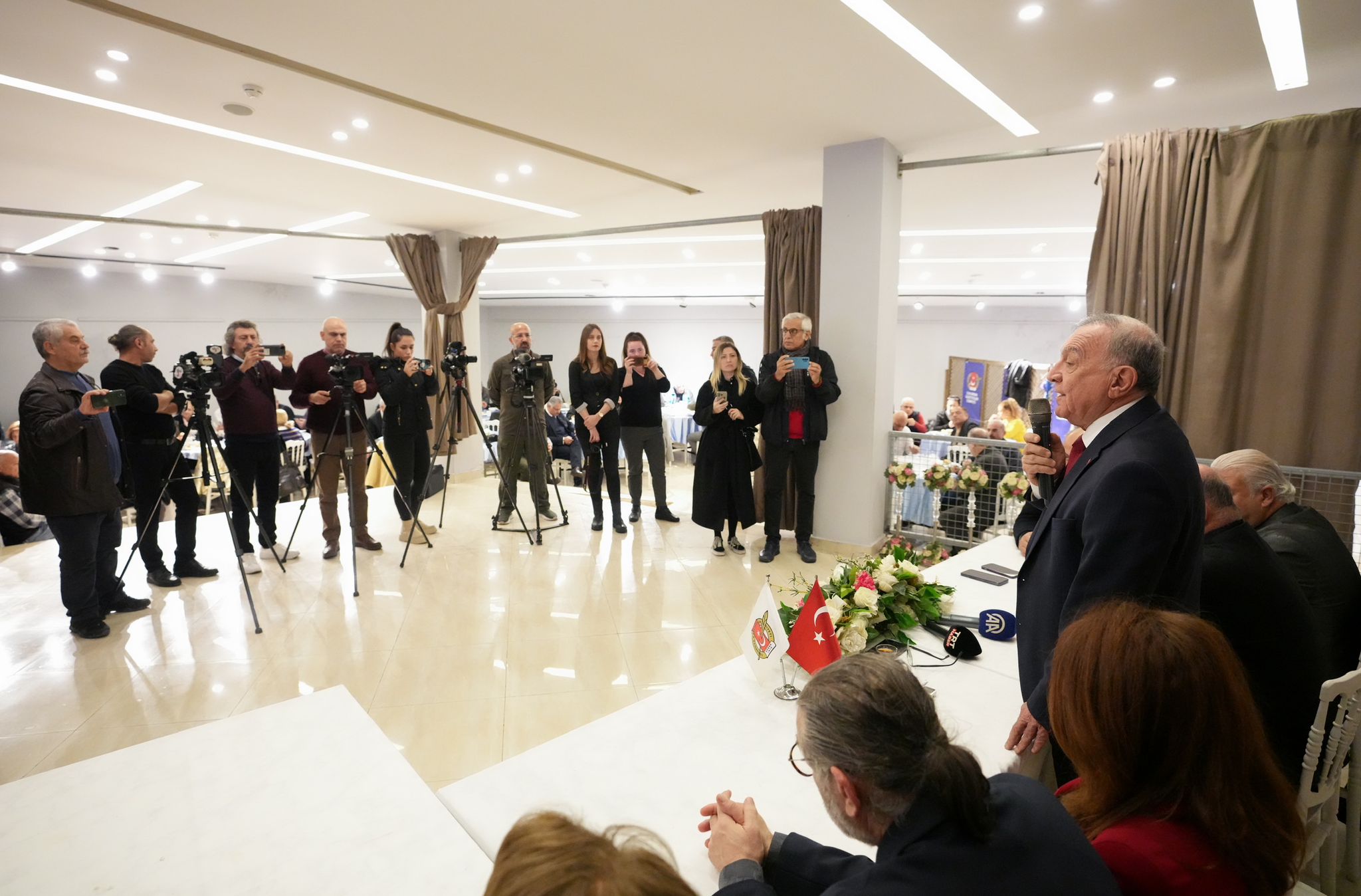 BAŞKAN AKAY GAZETECİLERLE BULUŞTU