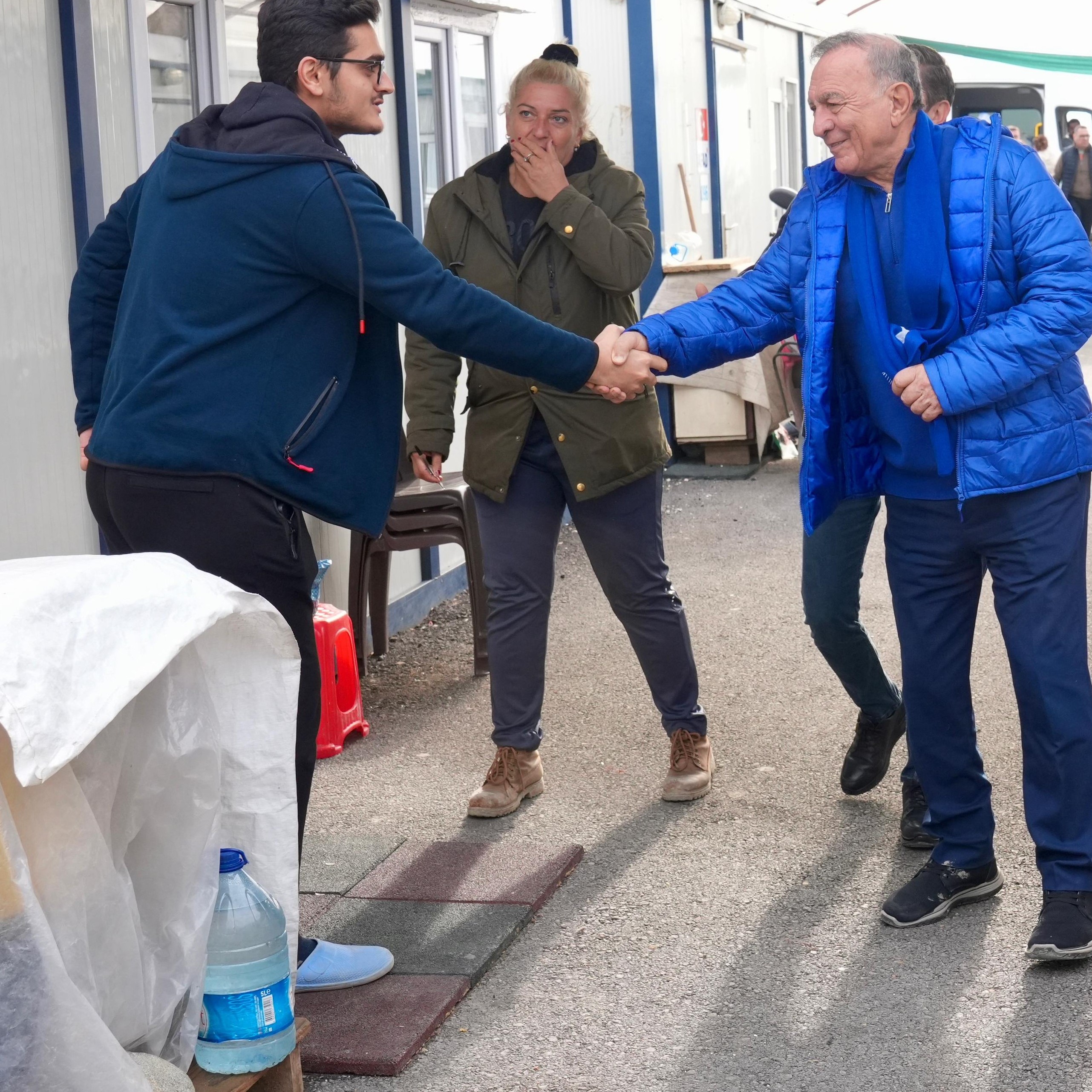 BİLGE BAŞKAN DEPREMZEDELERİ YALNIZ BIRAKMIYOR