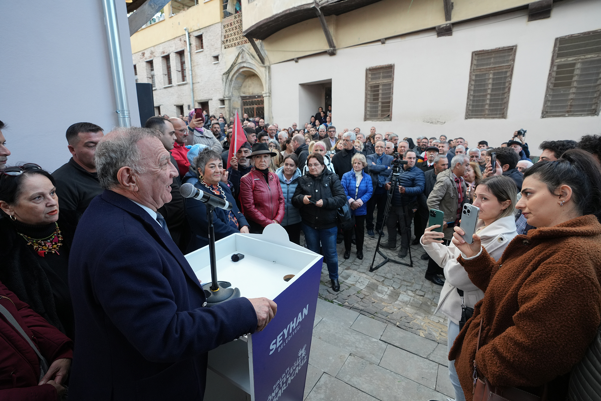 BİLGE BAŞKAN’DAN SEYHAN’A ‘KAHVE EVİ’