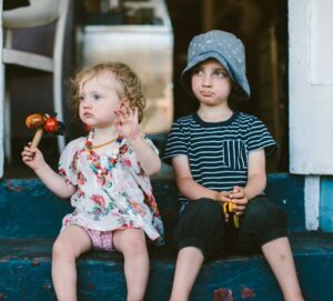 ÇOCUKLARDA KARDEŞ KISKANÇLIĞI İLE BAŞA ÇIKMANIN 5 YOLU