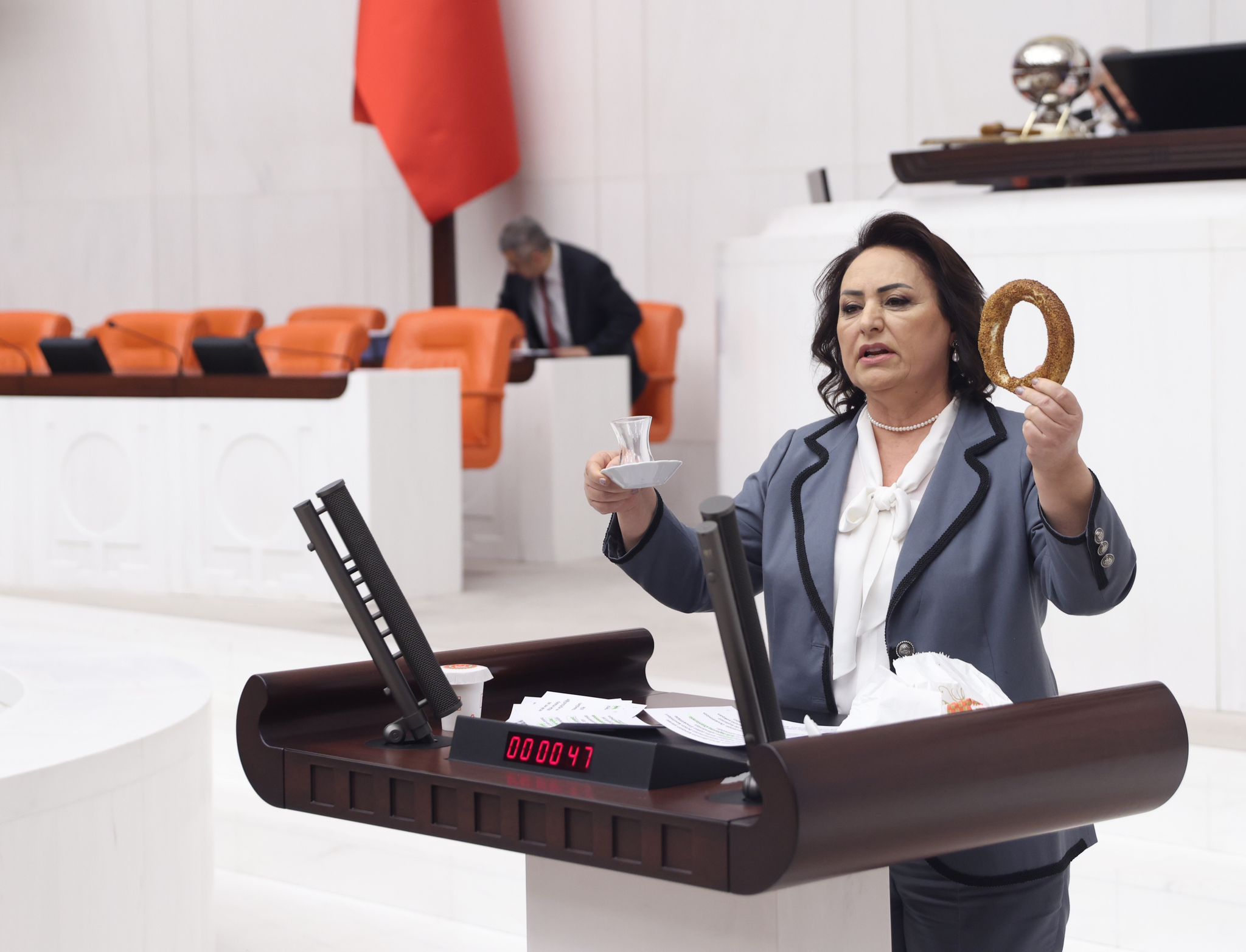 CHP’li Şevkin, meclis kürsüsüne boş çay bardağı ve simitle çıktı