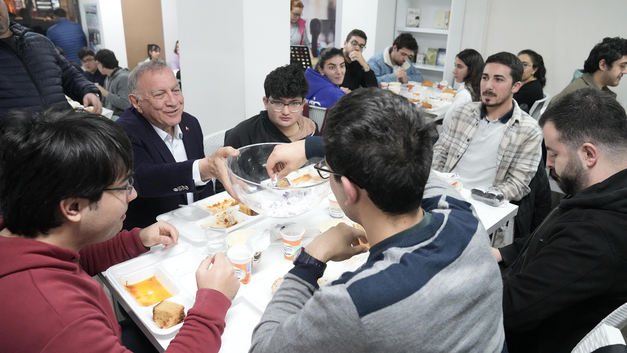 ﻿SEYHAN’DAN ÜNİVERSİTE ÖĞRENCİLERİNE İFTAR YEMEĞİ