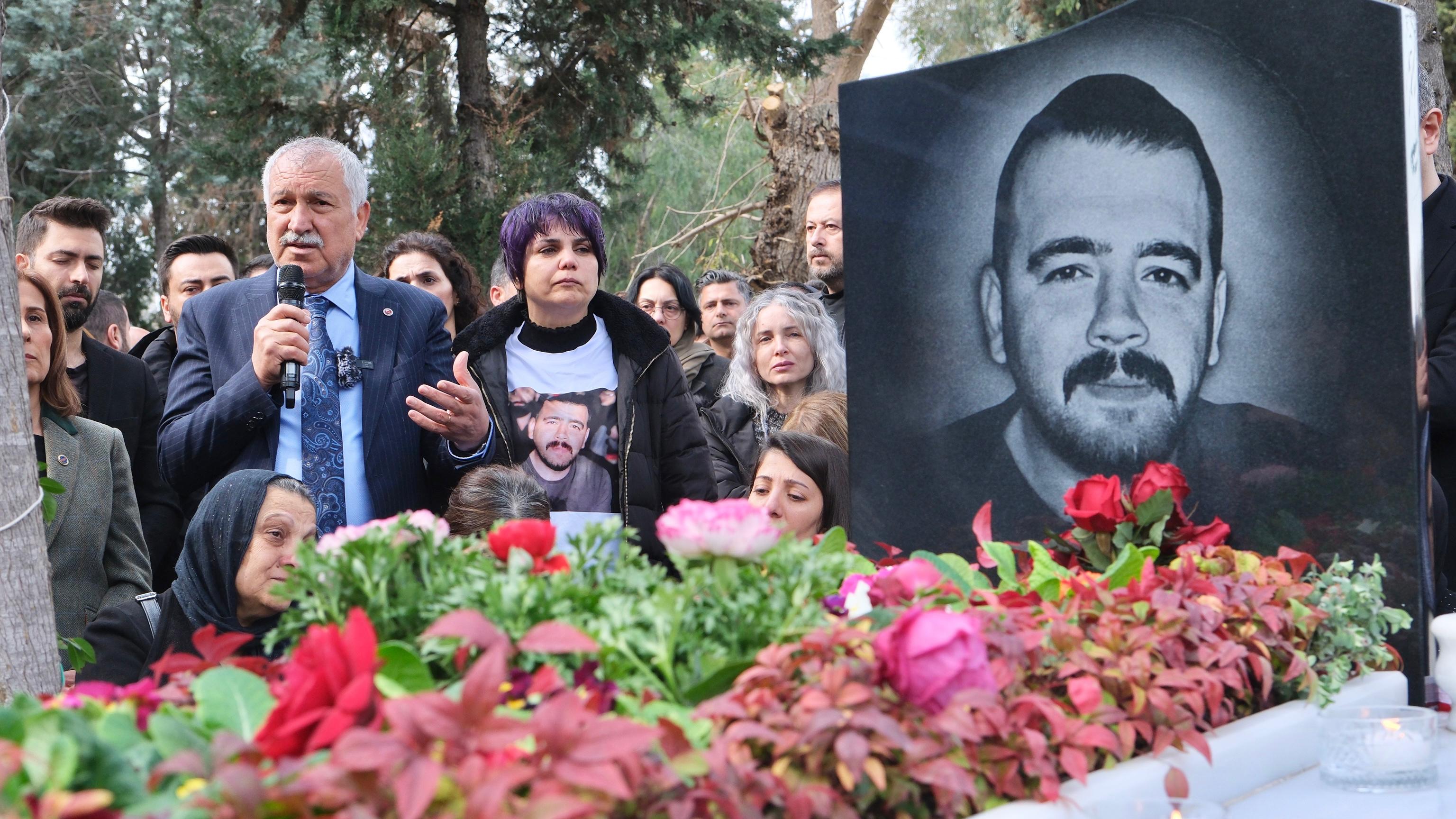Samet Güdük katledilişinin yıldönümünde mezarı başında ve Büyükşehir Tiyatro Salonu’nda anıldı.