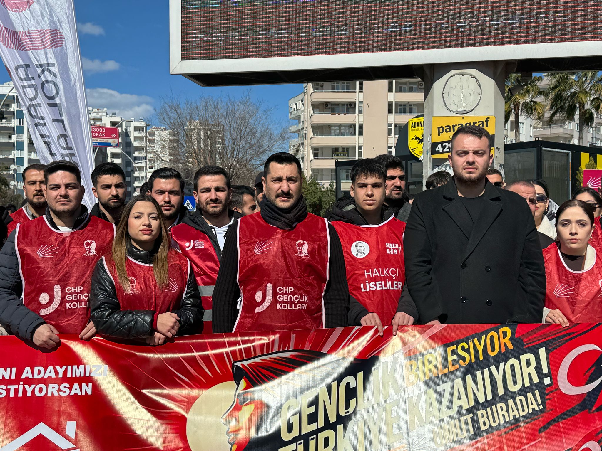 Cumhuriyet Halk Partisi (CHP) Adana İl Gençlik Kolları, “Senin Yerin CHP” sloganı ile partiye üye kaydı yapıp Baraj Yolu’nda basın açıklaması düzenledi.
