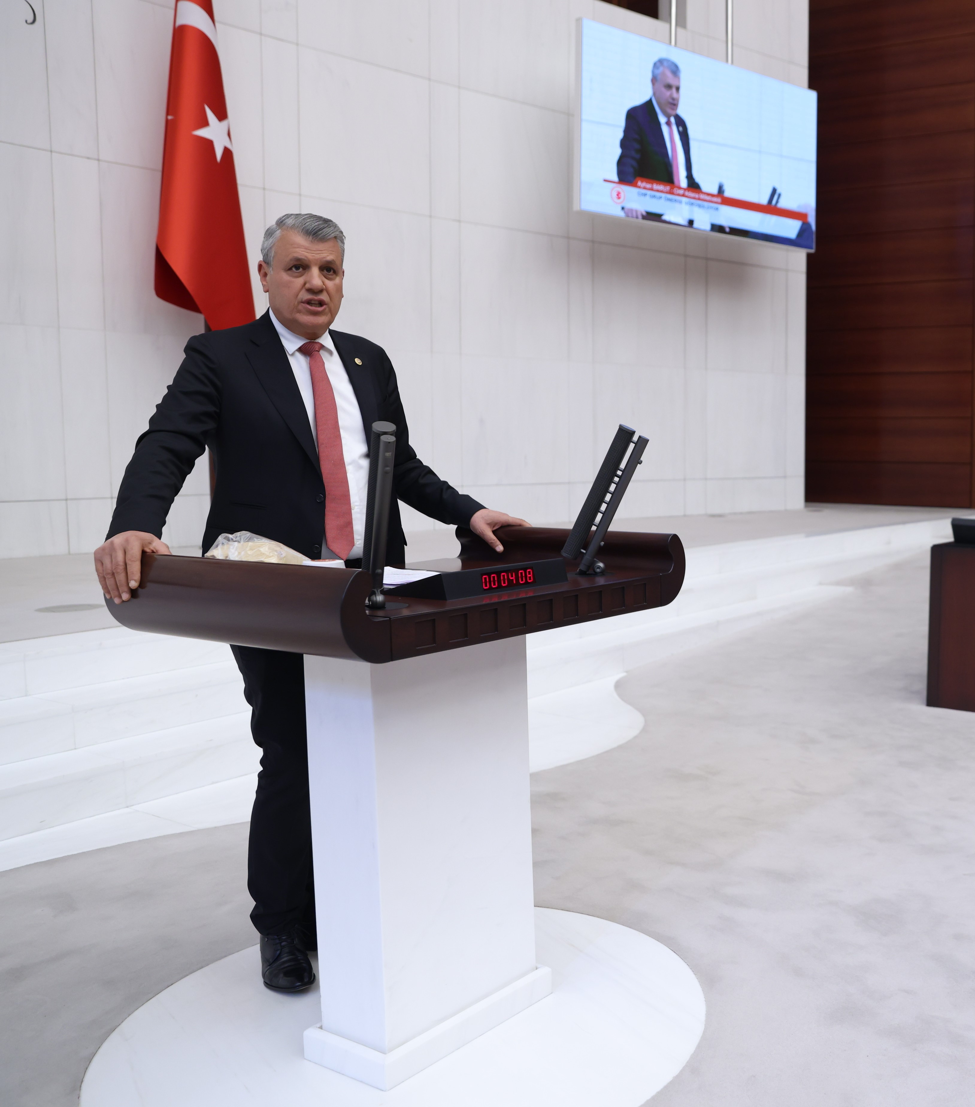 “Adana’da ekili ve dikili tarım arazileri TOKİ projesine kurban ediliyor”