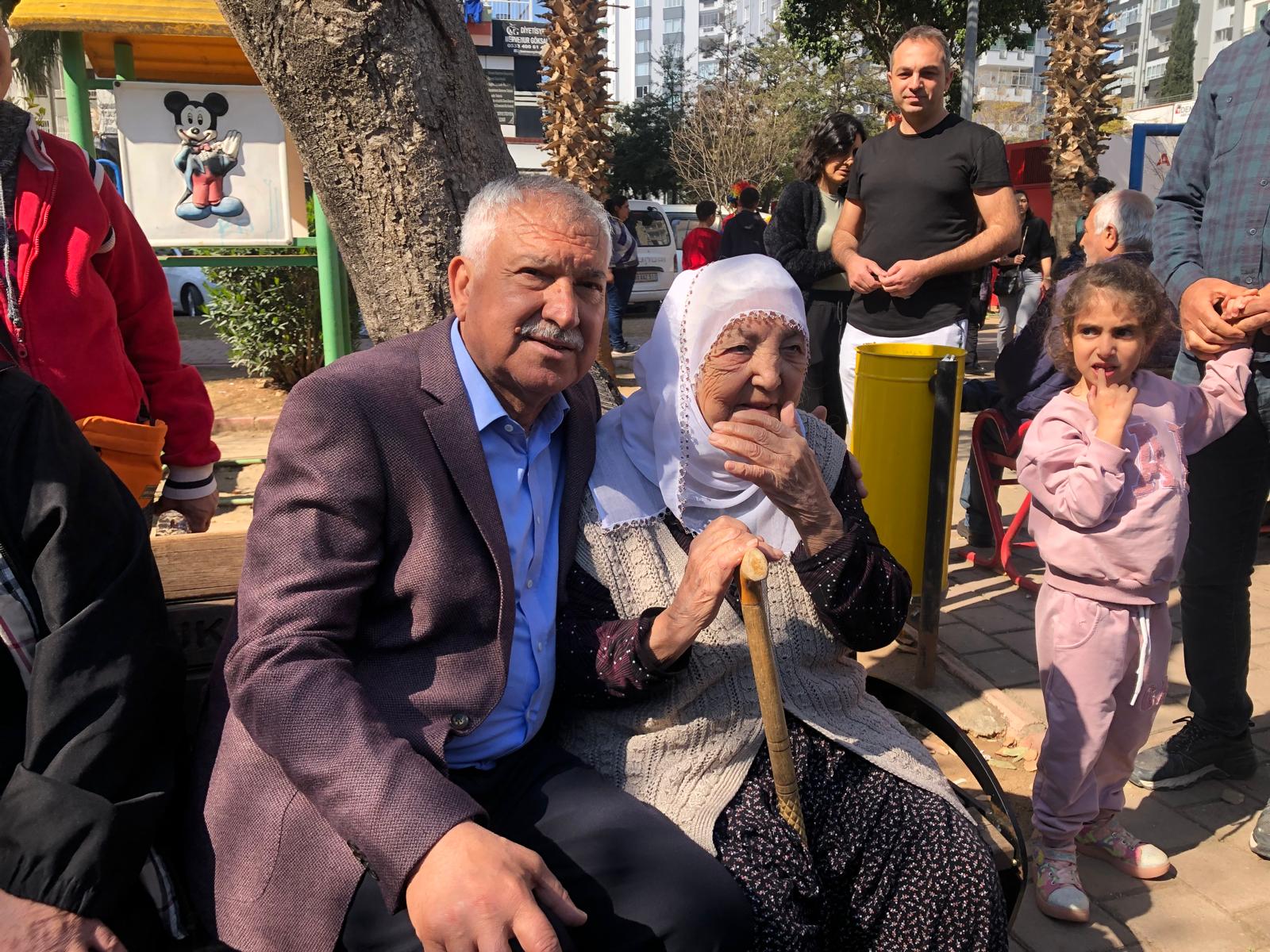 Zeydan Karalar ve eşi Nuray Karalar, CHP’nin Cumhurbaşkanı adayını belirlemek için oy kullandı.