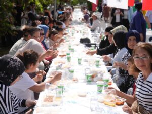 SEYHAN BELEDİYESİ’NDEN ANLAMLI ETKİNLİK: ÇÖLYAK HASTASI ÇOCUKLARDAN ANNELERİNE FİDAN HEDİYESİ
