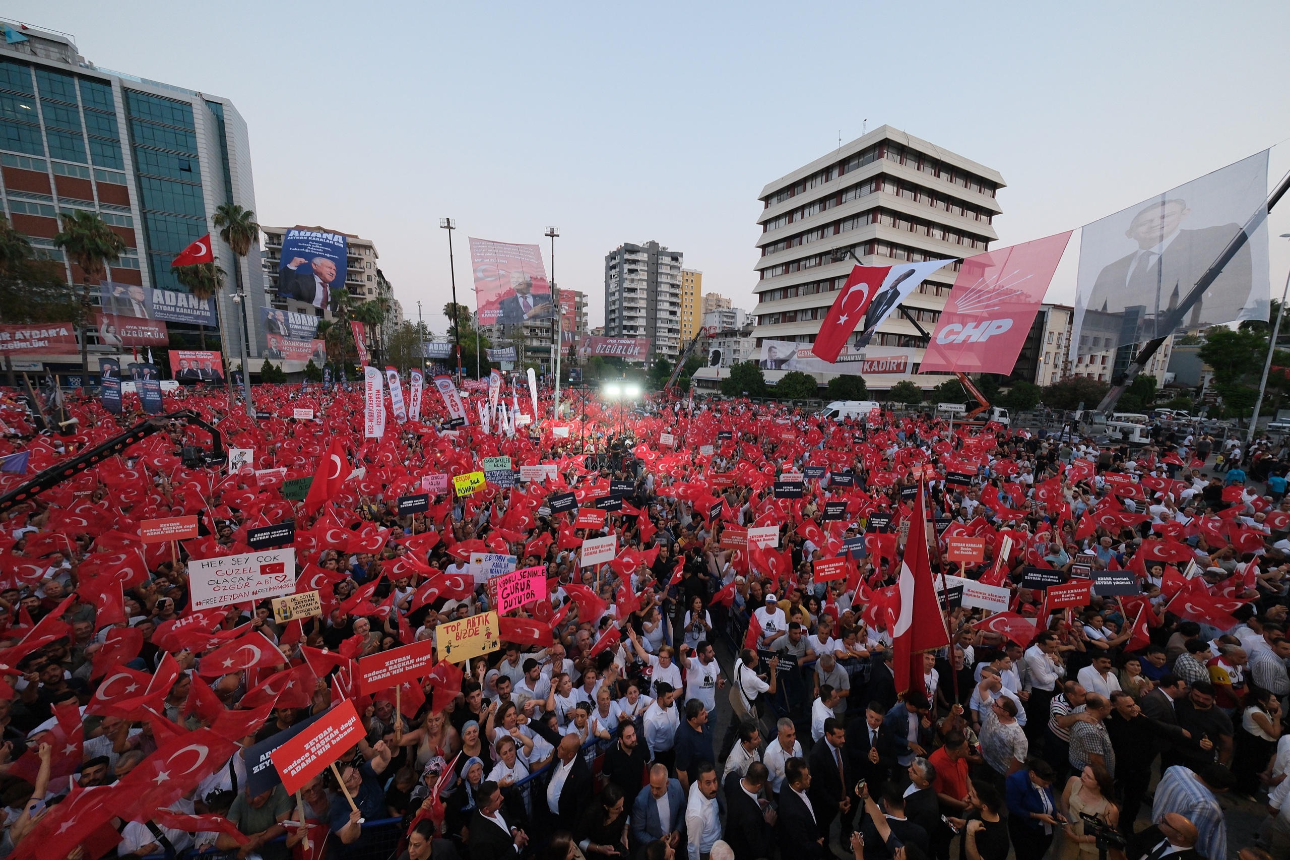 Adana sel oldu, Zeydan Karalar’a sahip çıkmak için Uğur Mumcu Meydanı’na aktı