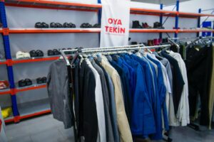 SEYHAN’DA DAR GELİRLİ VATANDAŞLARIN YÜZÜ İHTİYAÇ BANKASI İLE GÜLÜYOR