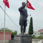 Yumurtalık Belediyesi, tüm mahallelerdeki bayrakları yeniledi