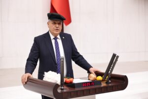 Ayhan Barut’tan Meclis’te şapkalı isyan