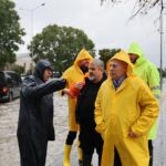 BAŞKAN ALİ DEMİRÇALI YOĞUN SAĞANAKTA EKİPLERLE SAHADA