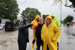 BAŞKAN ALİ DEMİRÇALI YOĞUN SAĞANAKTA EKİPLERLE SAHADA