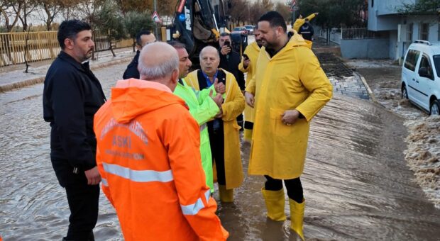 Büyükşehir 492 iş makinesi, 1672 personelle su baskınlarından etkilenen vatandaşın yanında.