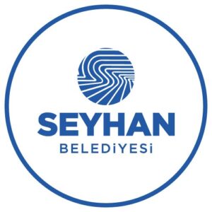 SEYHAN BELEDİYESİNDEN KAMUOYUNA ZORUNLU AÇIKLAMA: DEVLET ADABINA VE MİLLETİN DEĞERLERİNE YAPILAN SAYGISIZLIĞI KINIYORUZ
