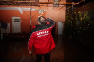 SEYHAN BELEDİYESİ YOĞUN YAĞIŞLARA KARŞI TEYAKKUZDA