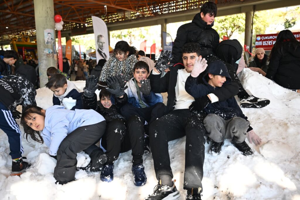 KOZAY, KAR YAĞMAYAN ADANA’DA ÇOCUKLARA KARTOPU COŞKUSUNU YAŞATTI