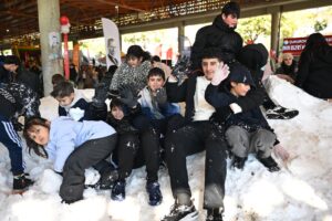 KOZAY, KAR YAĞMAYAN ADANA’DA ÇOCUKLARA KARTOPU COŞKUSUNU YAŞATTI