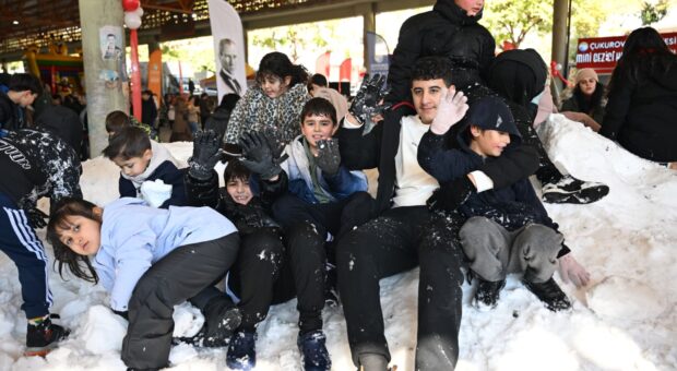 KOZAY, KAR YAĞMAYAN ADANA’DA ÇOCUKLARA KARTOPU COŞKUSUNU YAŞATTI