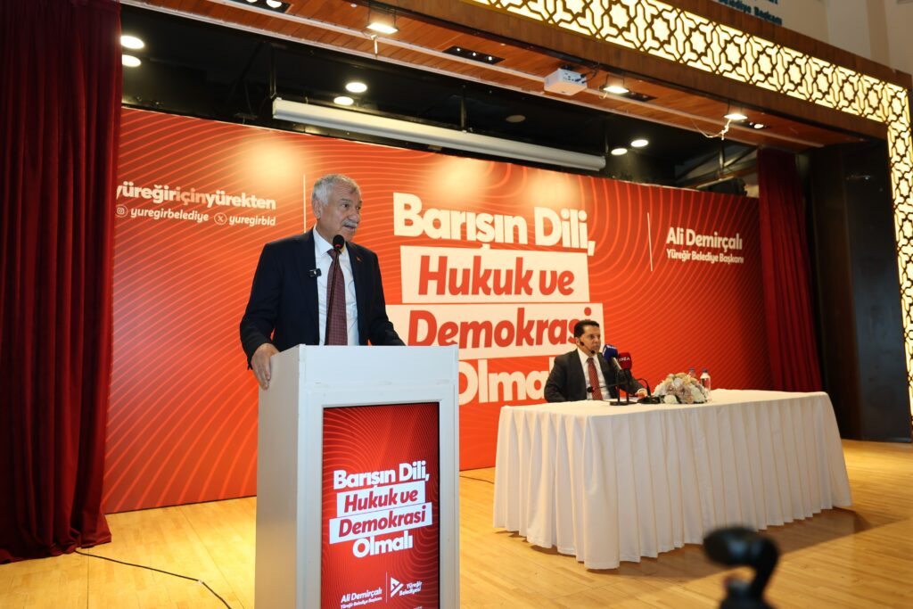 YÜREĞİR’DE “BARIŞIN DİLİ HUKUK VE DEMOKRASİ OLMALI” KONFERANSI