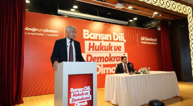 YÜREĞİR’DE “BARIŞIN DİLİ HUKUK VE DEMOKRASİ OLMALI” KONFERANSI