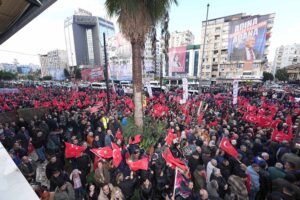 On binlerce Adanalı CHP İl binası önünde Zeydan Karalar’la hasret giderdi